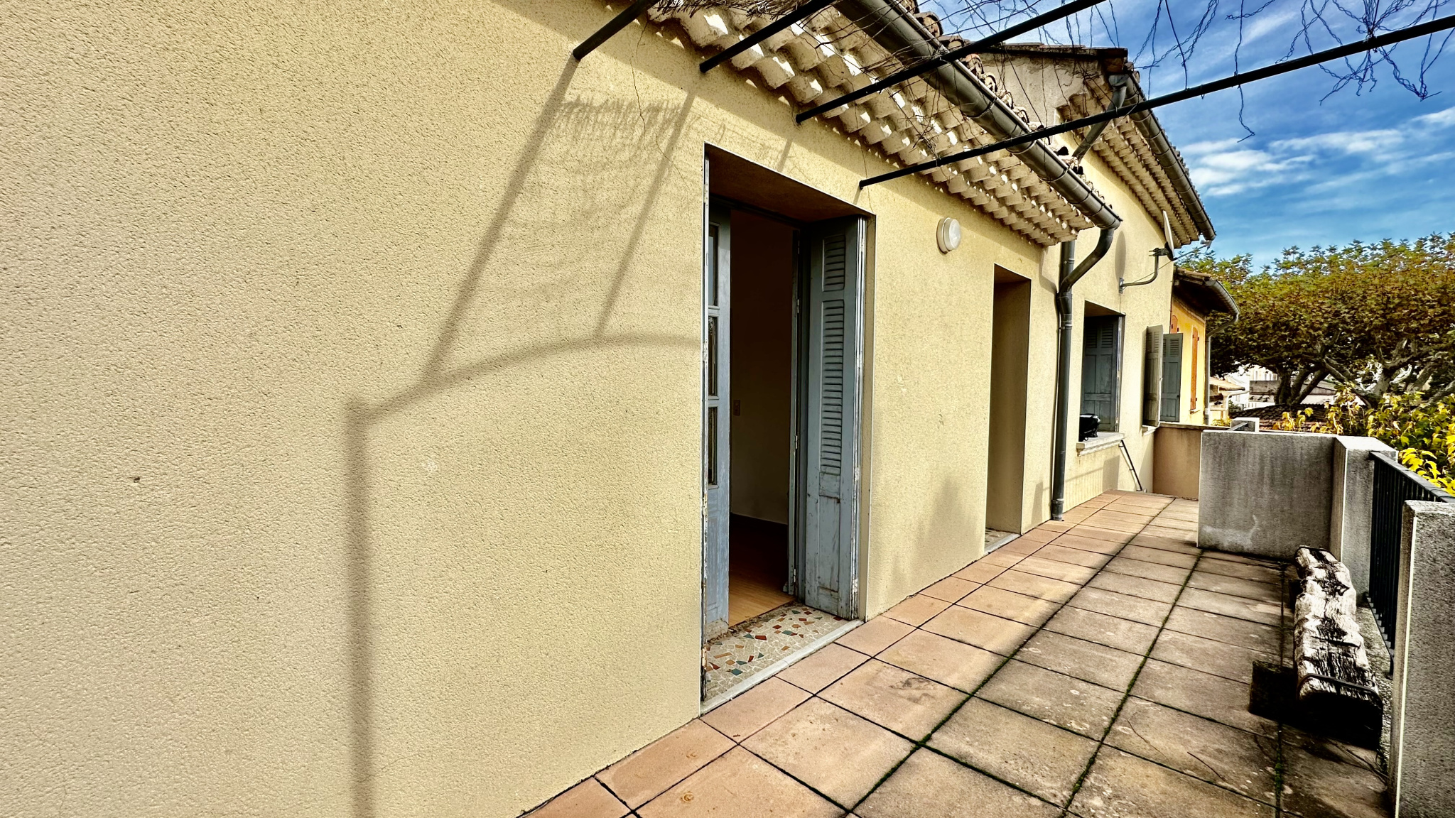 BEAU POTENTIEL POUR CET APPARTEMENT A RENOVER SUR JONQUIERES NOEMIE